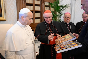 El arzobispo de Montevideo, Daniel Sturla, el obispo Arturo Fajardo, y el papa León XIV, en el Vaticano (Los obispos uruguayos con el papa León XIV (@DanielSturla)