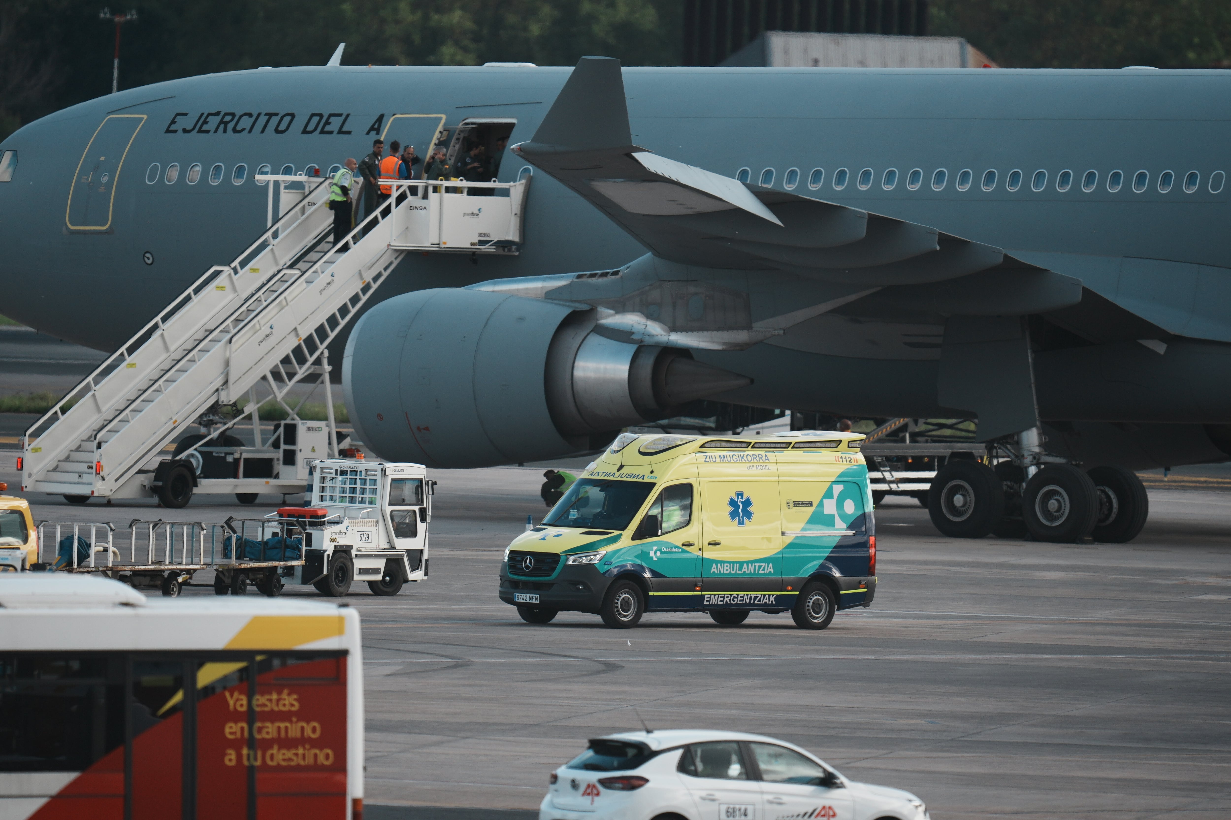 Un avión medicalizado llegando al aeropuerto de Vizcaya (H.Bilbao/Europa Press)