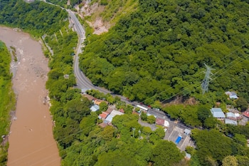 Fovial pavimentó doce kilómetros en el cantón Los Toles y la obra beneficia a más de cuatro mil familias, estudiantes y productores locales. (Foto cortesía FOVIAL El Salvador)