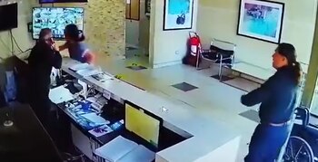 La mujer agredió al conserje