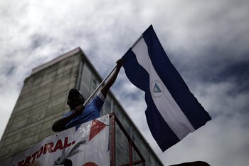 Nicaragüenses participan en una manifestación