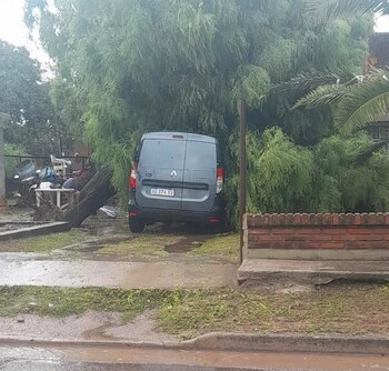 destrozos en Sebastián Elcano, Córdoba, tras el paso de una cola de tornado