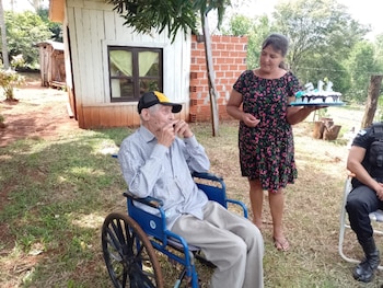 Álvez junto a sus familiares durante uno de sus cumpleaños (Gentileza)