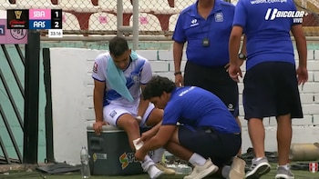 Román Suárez siendo atendido por los auxiliares médicos de Alianza Atlético tras el duro golpe en la canilla en el duelo ante Sport Boys. - captura: Bicolor+