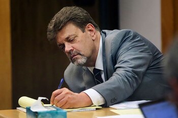 Mark Redwine toma notas durante el juicio por el que fue condenado a 48 años de prisión (Jerry McBride/The Durango Herald via AP)