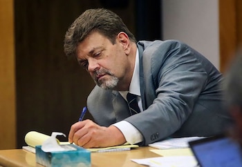 Mark Redwine toma notas durante