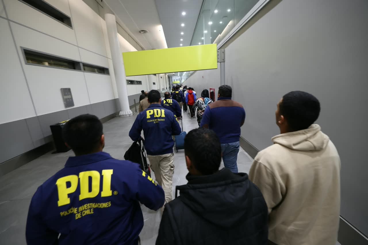 De los 21 colombianos, 19 fueron expulsados por vía administrativa y los dos restantes por vía judicial - crédito @PDI_CHILE/X