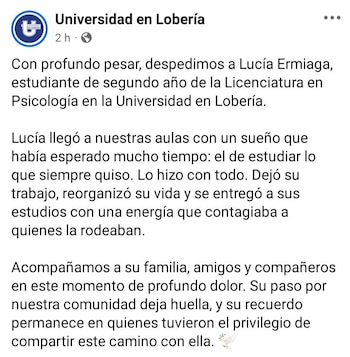 Captura de pantalla de una publicación de redes sociales de la Universidad en Lobería, con un logo azul y texto en español sobre la muerte de Lucía Ermiaga