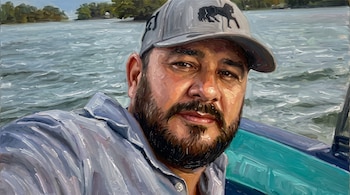 Pintura al óleo de un hombre con barba y gorra gris en un bote sobre el agua, con árboles en la orilla del fondo.