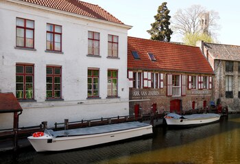 Embarcaciones turísticas en Brujas, sin