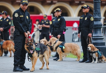 Agentes de la Policía Nacional del Perú supervisan un local de votación en el marco del plan de seguridad para las elecciones generales.