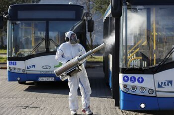 FOTO DE ARCHIVO: Un trabajador