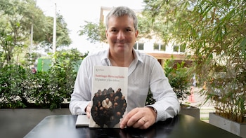Santiago Roncagliolo sobre su nuevo libro sobre el Papa León XIV: “Lloré mucho. Muchas veces. Fue muy doloroso”. (Foto: Infobae Perú / Carlos Díaz Medina)