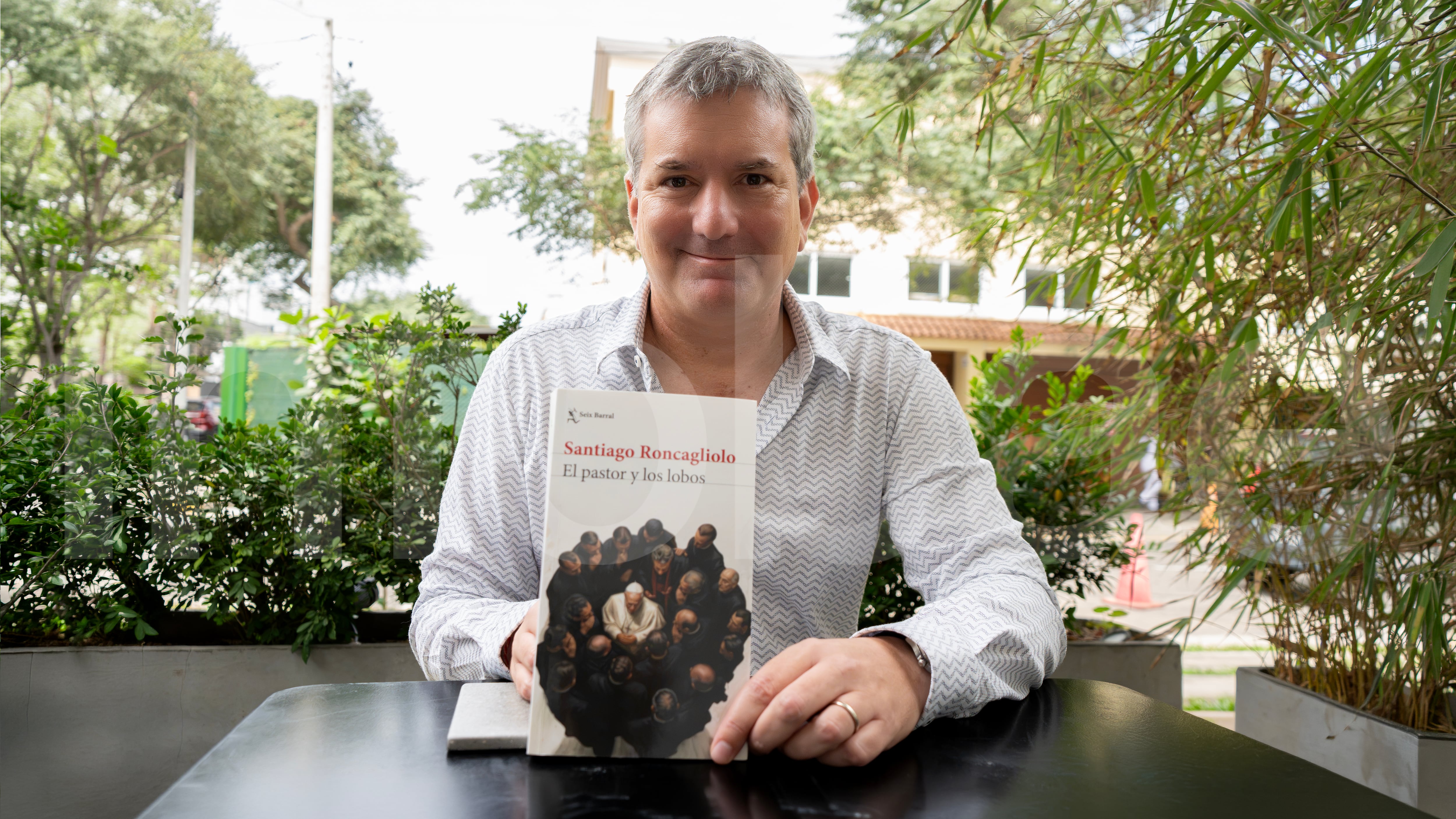 Santiago Roncagliolo posa con su nuevo libro durante la presentación en Perú (Foto: Infobae Perú / Carlos Díaz Medina)