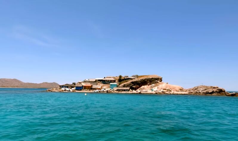 La familia Cuevas vive desde hace más de un siglo en El Pardito, una pequeña isla del Mar de Cortés donde la pesca sigue siendo el principal sustento (crédito Youtube @LeonardoGonzalezPhoto)