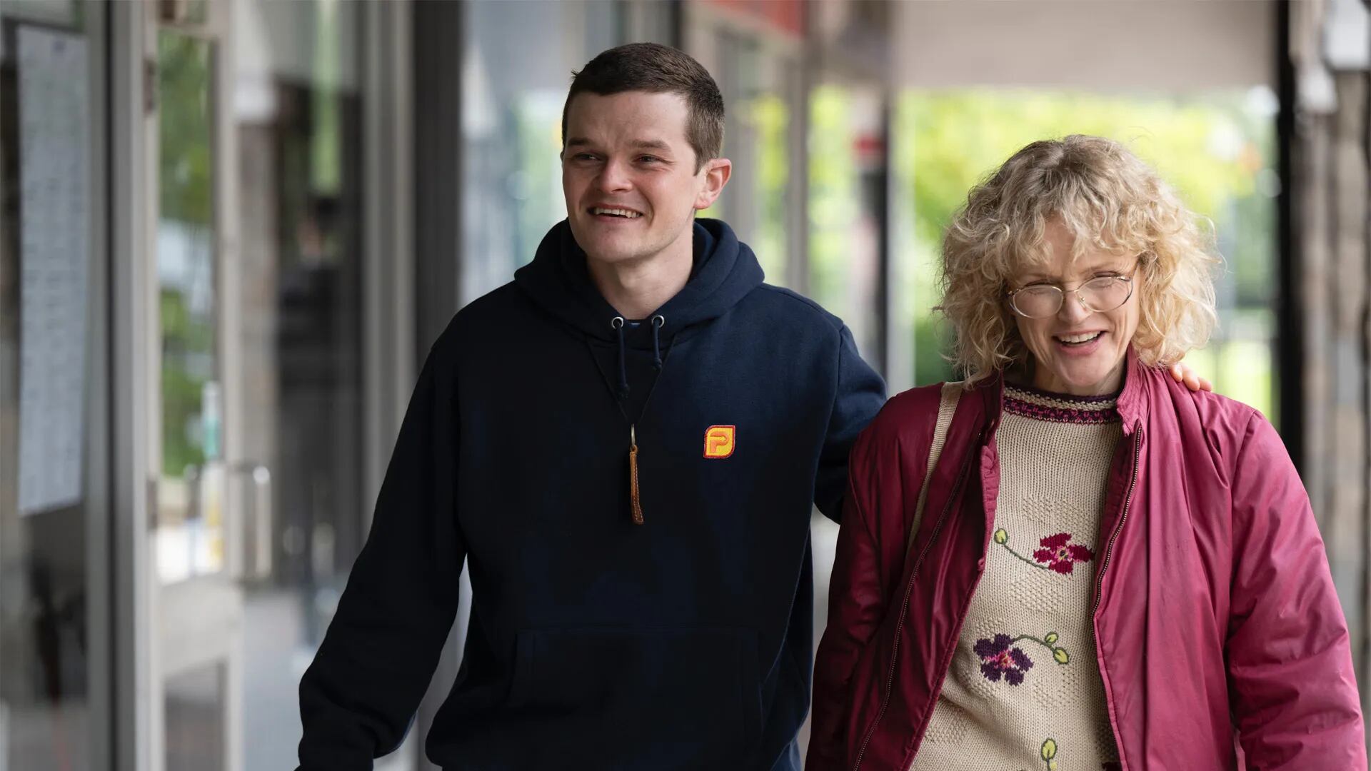 Robert Aramayo y Maxine Peake en