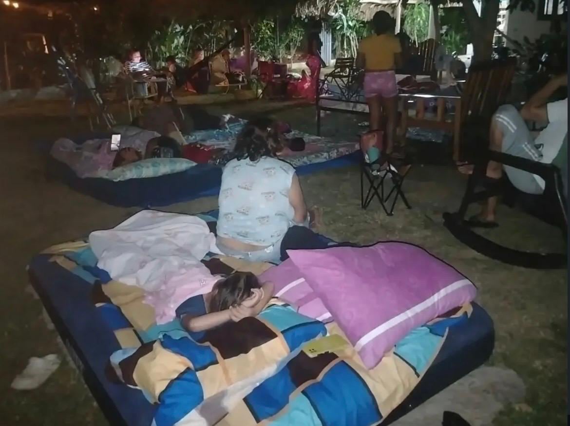 Cientos de familias improvisaron espacios para dormir en patios y áreas abiertas, ante el temor de nuevas réplicas durante la madrugada del sábado 10 de octubre. Cortesía