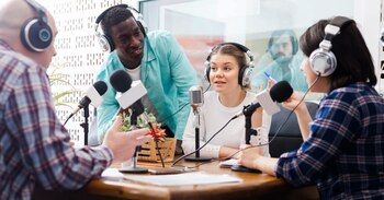 También hay puestos para comunicadores.