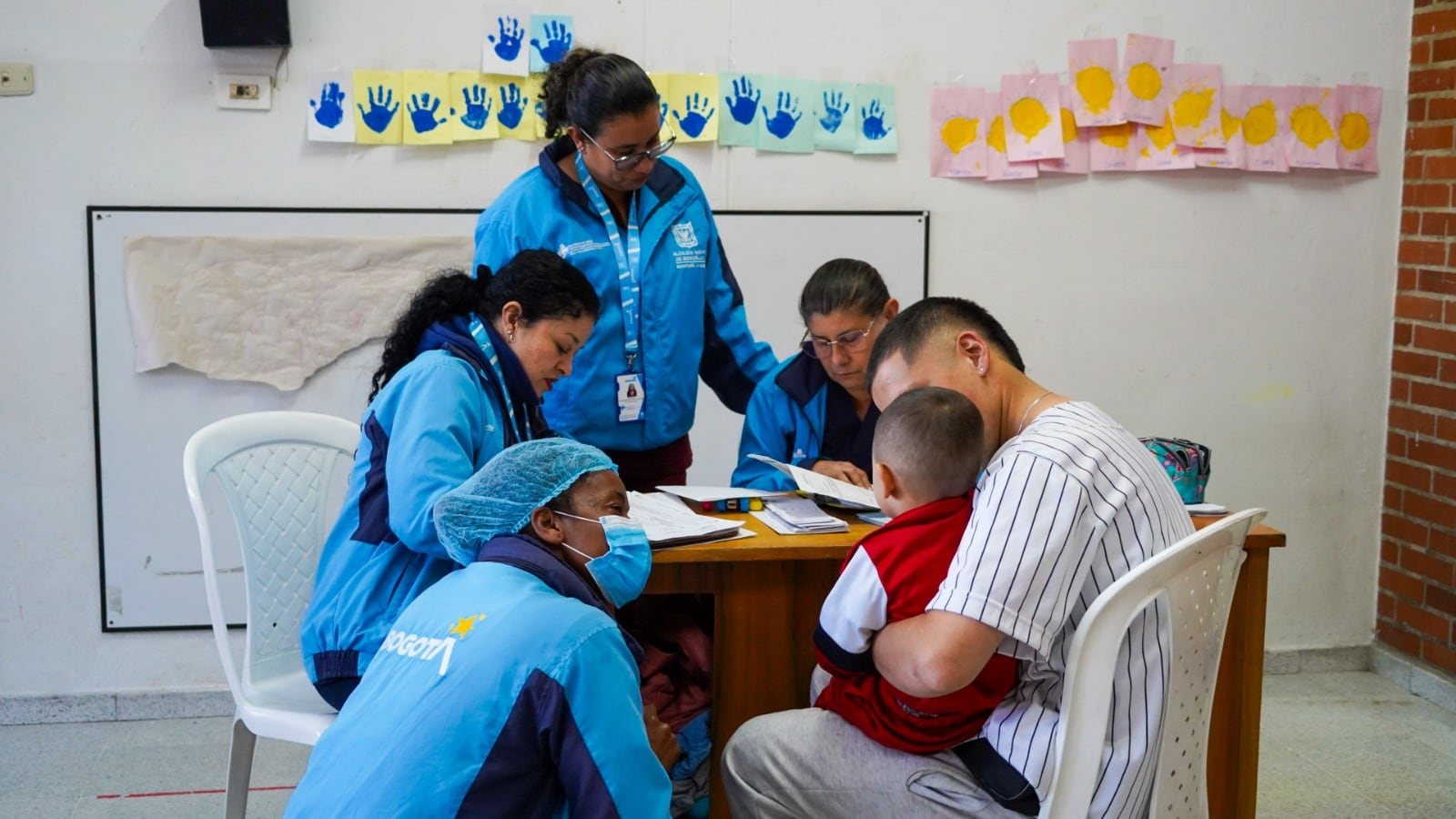 Niños pequeños, adultos mayores y personas con enfermedades crónicas continúan siendo los grupos con mayor riesgo de desarrollar complicaciones por influenza y otras infecciones respiratorias. Infobae Colombia