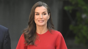 La Reina Letizia recupera su vibrante vestido rojo con manga capa que la Princesa Leonor tiene igual en verde