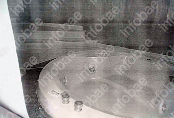 Resbaló al salir del jacuzzi en un hotel alojamiento, se quebró la pierna y la Justicia ordenó una indemnización