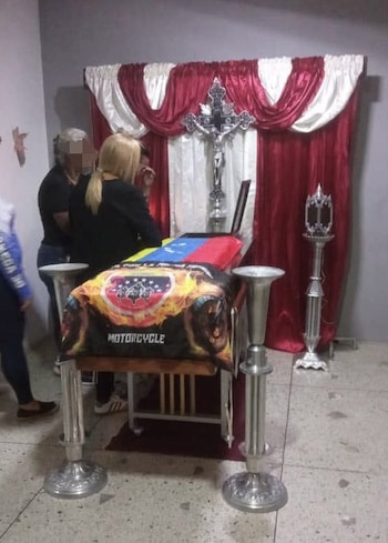 El féretro, cubierto con la