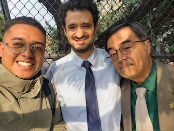 Fan con parte del elenco de La Oficina en las grabaciones de la temporada 2
(Facebook/Leo Gonzalez)