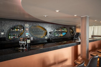 La barra de bar disponible en la zona del salón del interior del barco de Oceanwide Expeditions. (Handout / AFP)