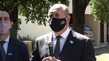 Perotti anunciando las mediadas tomadas