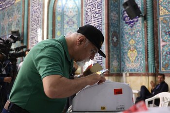 Un hombre vota durante la