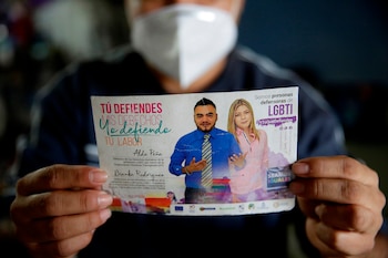 Aldo Peña muestra en su hogar el cartel de una de sus campañas y talleres sobre sensibilización, derechos y respeto a la diversidad sexual, el 11 de noviembre de 2020 en San Salvador (El Salvador). EFE/Rodrigo Sura