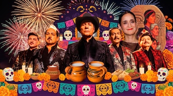 Fotomontaje de cantantes frente a un altar con flores de cempasúchil, calaveras decoradas, jarras de barro y fuegos artificiales.