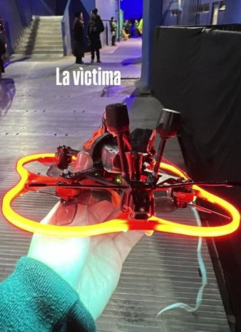 El operador del dron tomó el episodio con humor y compartió una imagen del dispositivo dañado