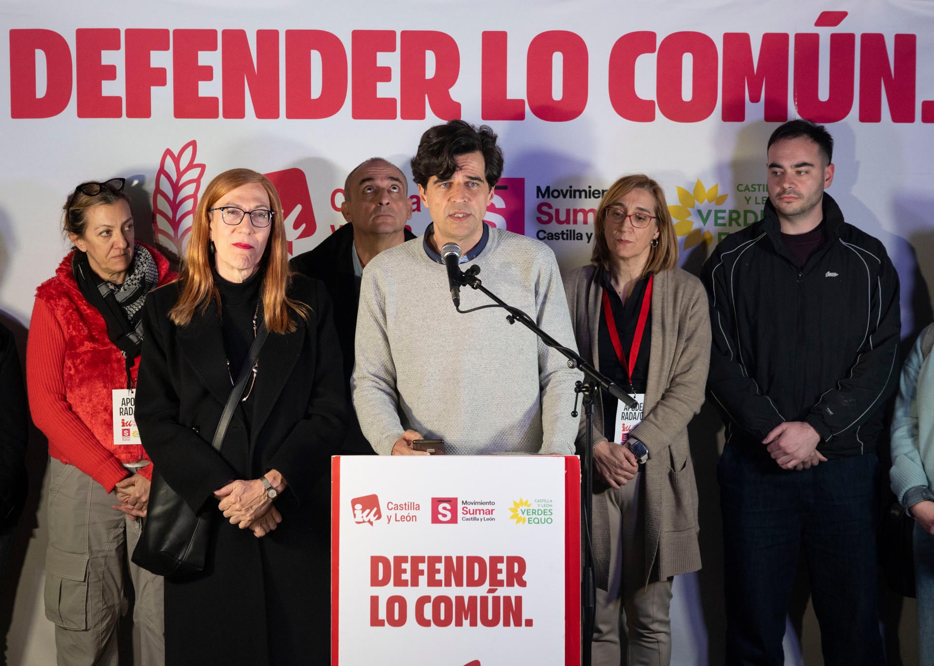 El candidato de IU a la presidencia de la Junta de Castilla y León, Juan Gascón, comparece ante los medios para comentar los resultados electorales tras los comicios en Castilla y León, hoy domingo en Valladolid. EFE/R. García