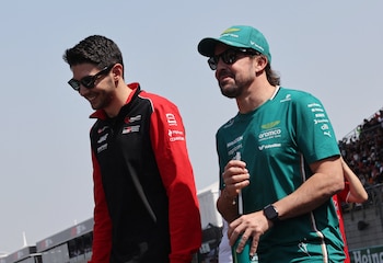 Aston Martin se presentó como una de las alternativas más concretas para que Esteban Ocon siga ligado a la Fórmula 1. Compartió equipo con Alonso en Alpine, aunque tuvieron varios cruces (REUTERS/Tyrone Siu)