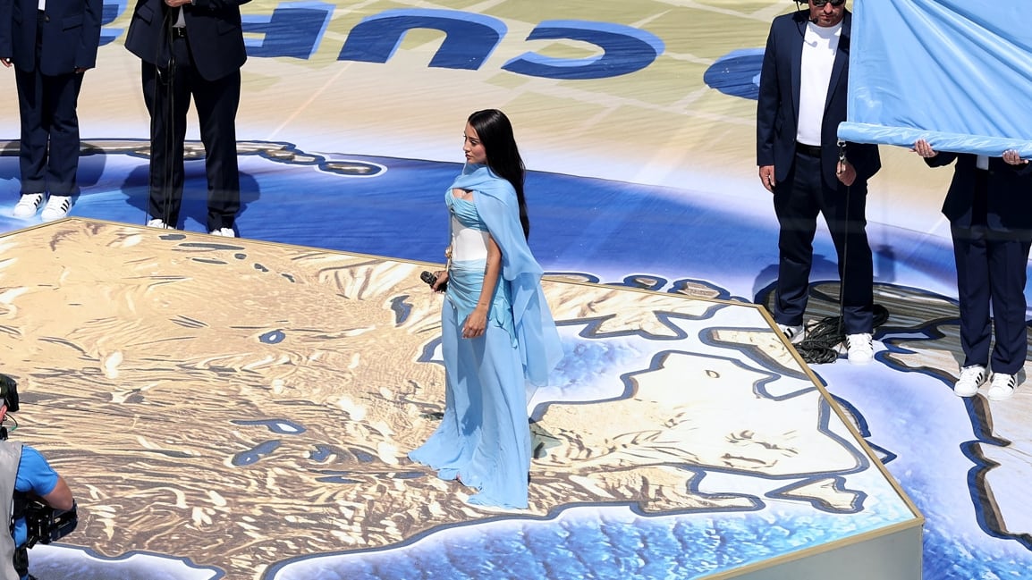 El vestido con guiños argentinos de María Becerra: así fue el look para cantar el himno en la final del Mundial