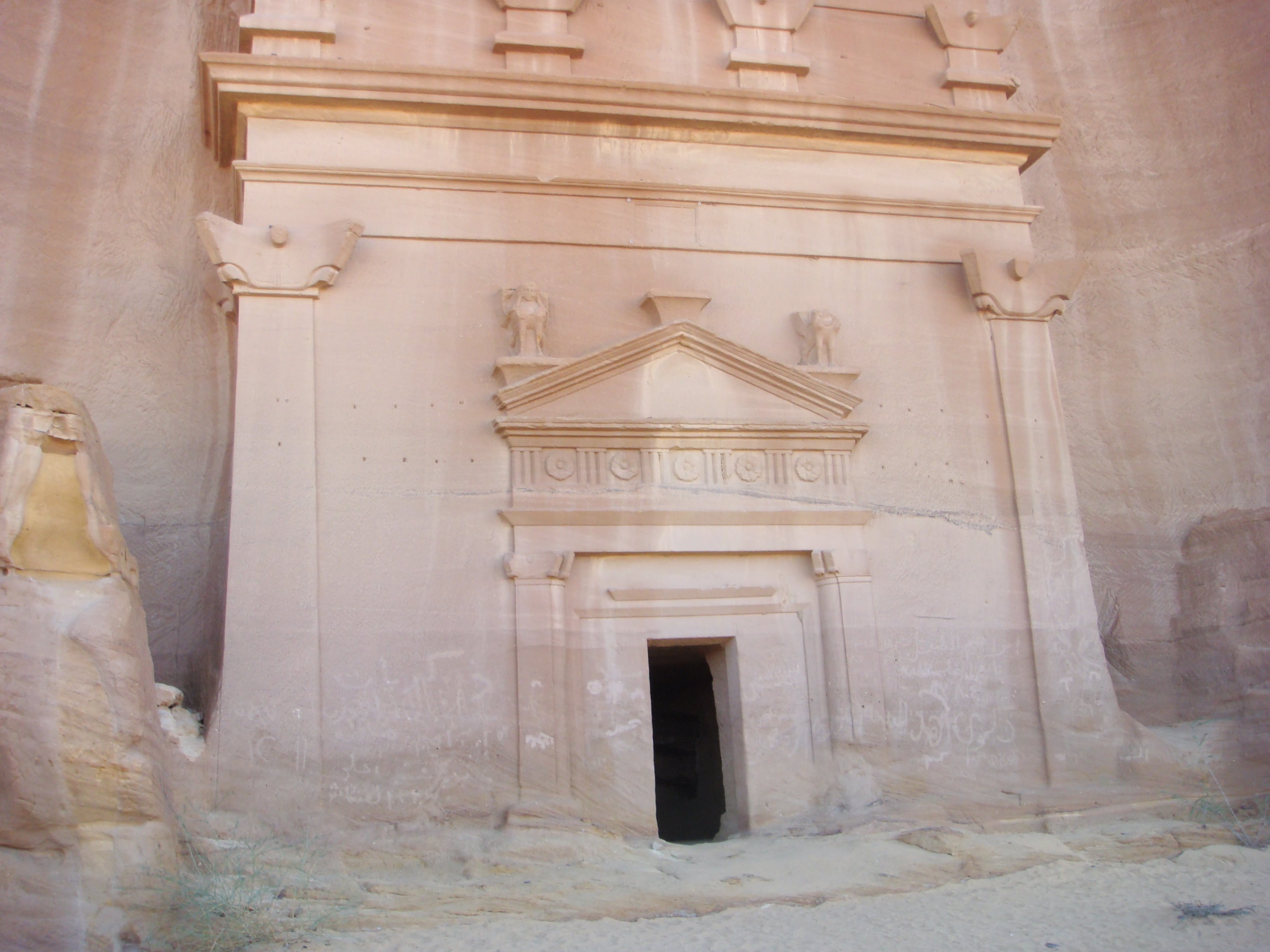 Hegra, en Arabia Saudita, destaca por sus más de 100 tumbas monumentales talladas en arenisca, fusionando estilos arquitectónicos de distintas culturas antiguas (Wikipedia - KELANTAN JOTTINGS)