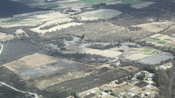 El gobierno de Salta sobrevoló las zonas incendiadas por el viento zonda y hay nuevas alertas