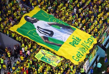 Aficionados brasileños desplegaron una bandera con la foto de Pelé en el triunfo de Brasil 4-1 ante Corea del Sur (REUTERS/Fabrizio Bensch)