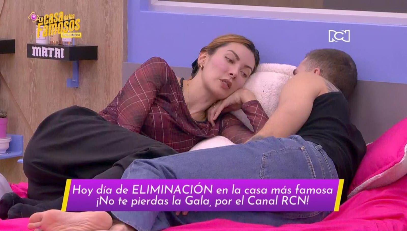 La pareja sigue en su idilio sin saber qué ocurre afuera - crédito Emisión La casa de los famosos Colombia / Canal RCN
