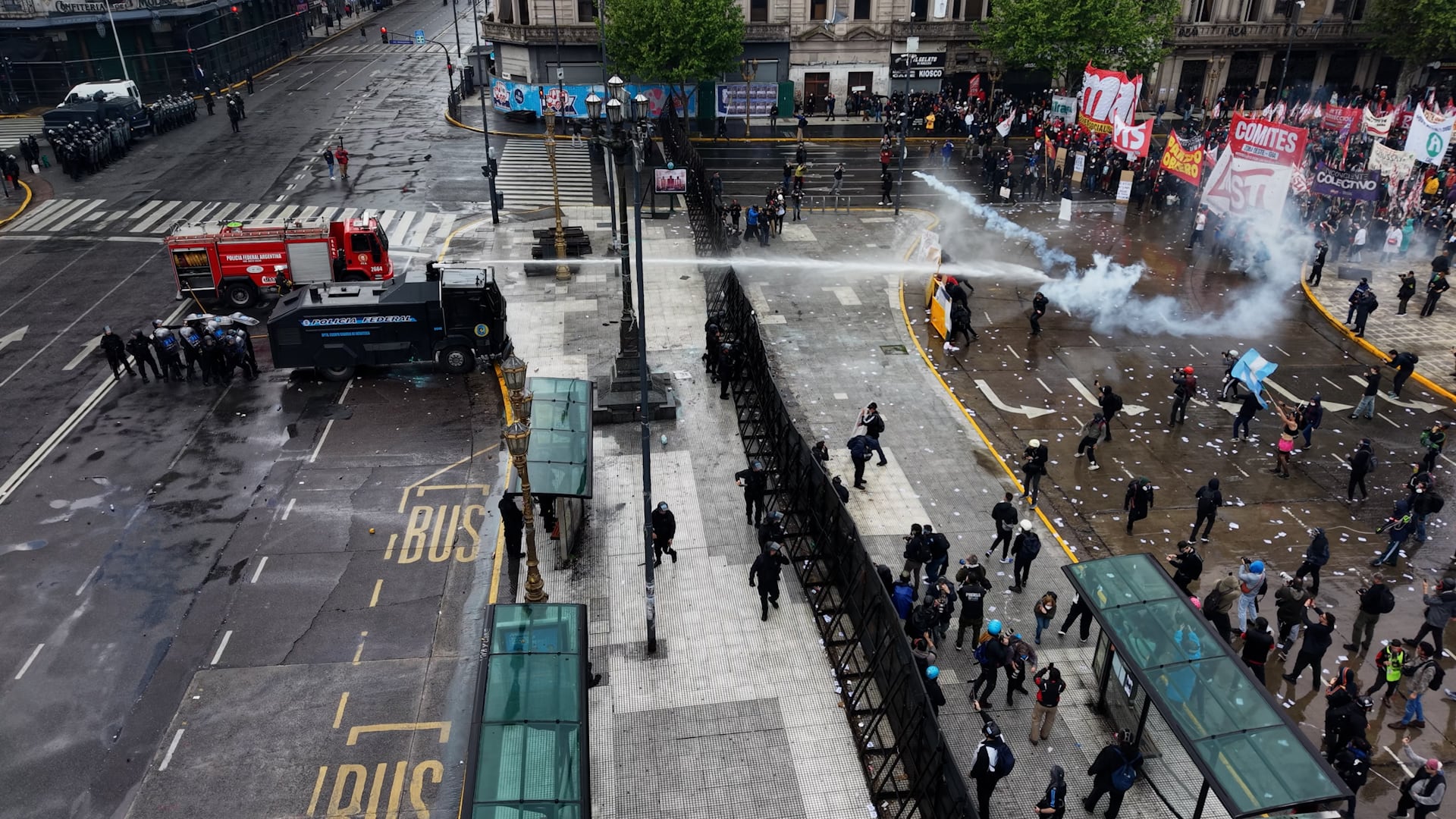El gobierno porteño calculó un costo de 90 millones de pesos para reparar los destrozos en la Plaza de los Congresos (Fotos: RS Fotos y Jaime Olivos)