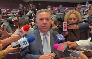 Enrique Inzunza refrenda su voto con Morena tras salir de la bancada en el Senado de la República.