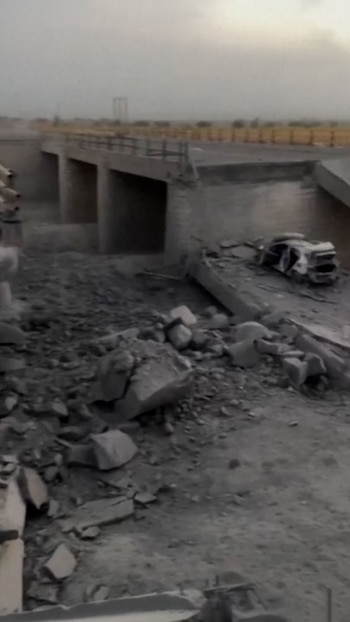 Imágenes de un puente dañado en Bandar Khamir, Irán capturas