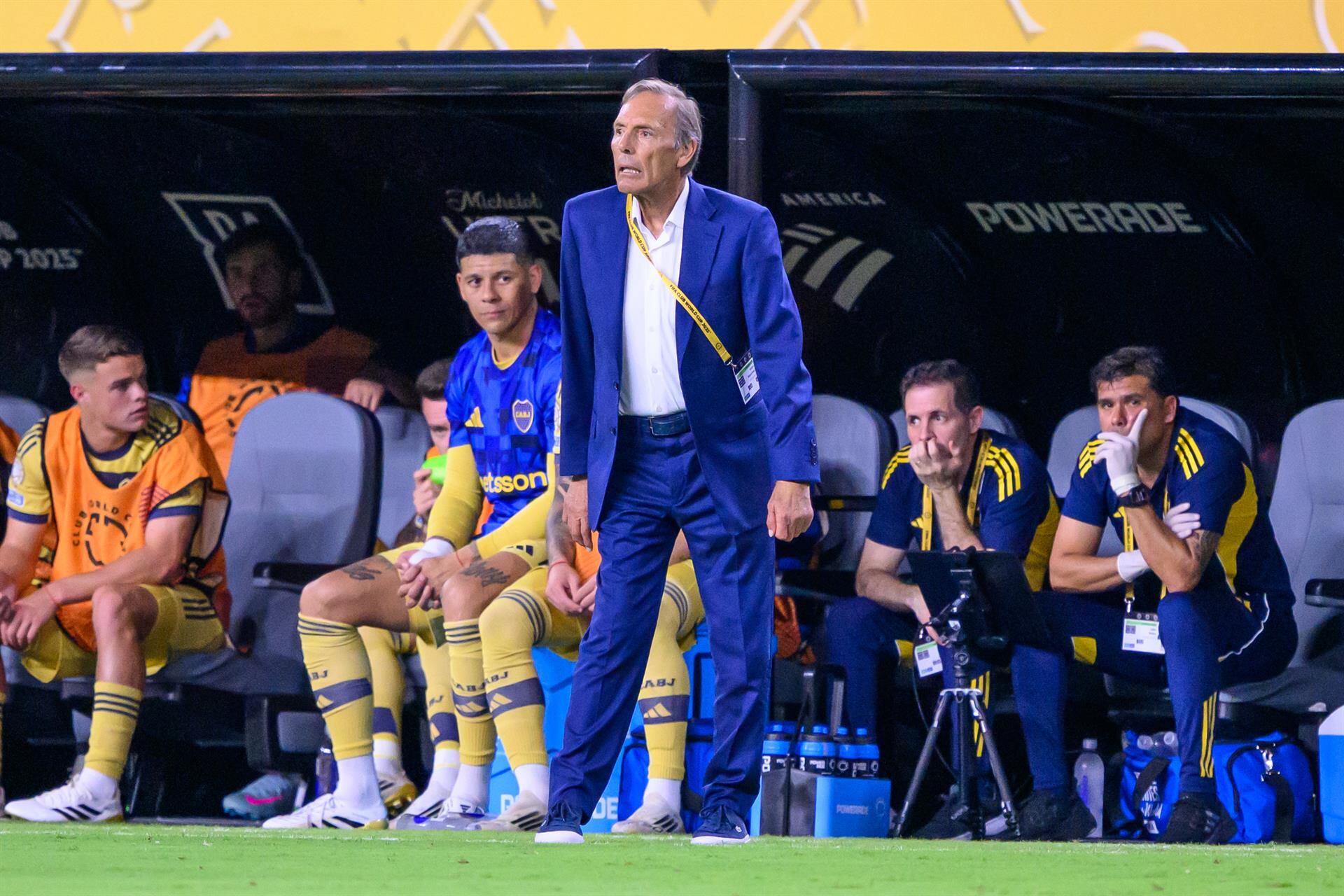Miguel Ángel Russo dirigiendo a Boca Juniors en su última etapa. De fondo, Marcos Rojo, uno de los que lo recordó en las redes sociales (Europa Press)