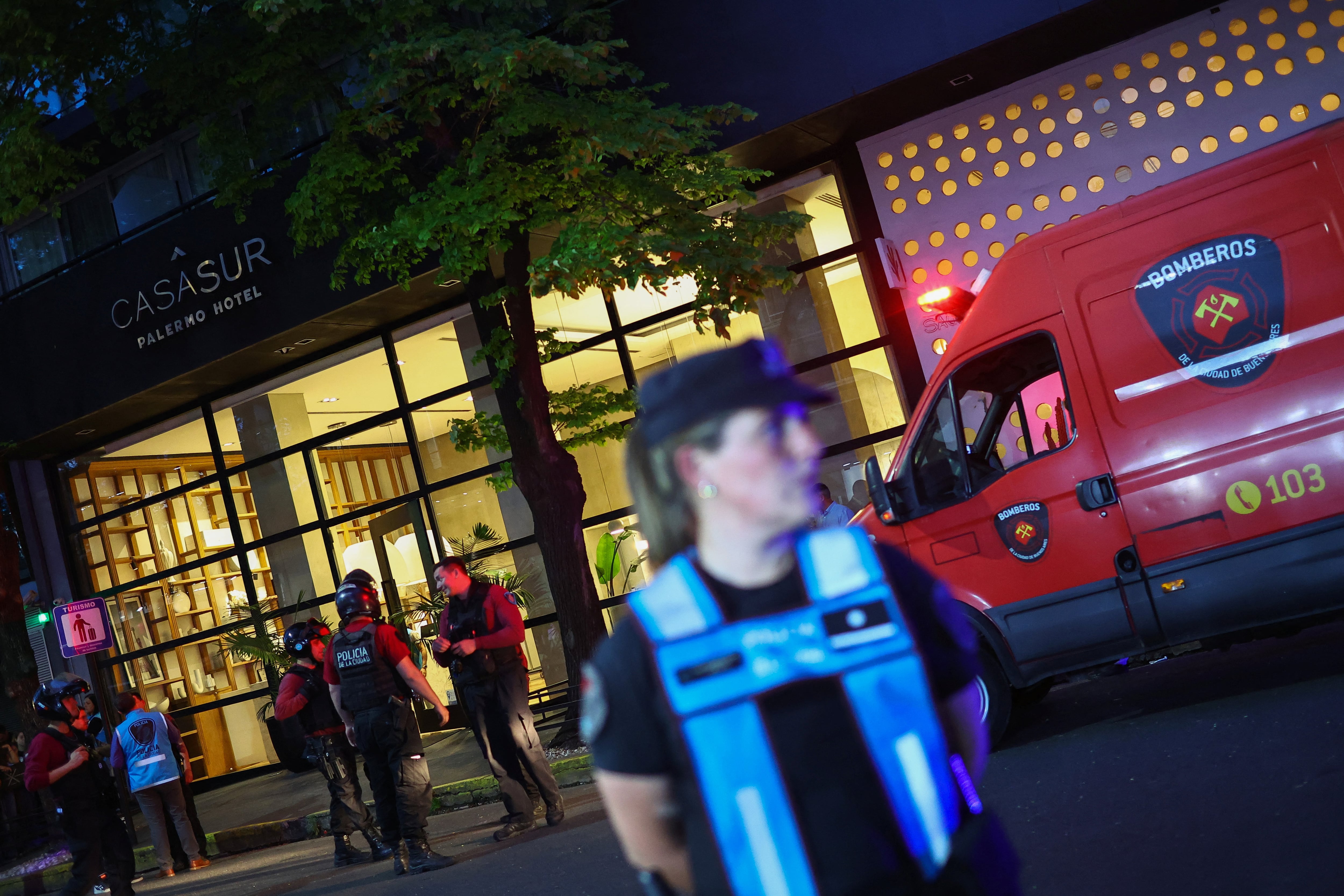 16 de octubre de 2024: la Policía de la Ciudad en la puerta del CasaSur tras la muerte de Payne (REUTERS/Agustin Marcarian)