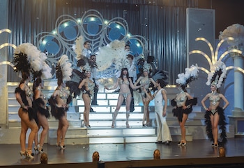 Sofía Gala interpreta la presentación de Moria Casán como primera vedette en la serie Moria (Crédito: Netflix)