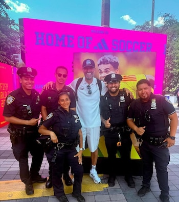 Los policías que se encontraban en el área también se tomaron una foto con el exentrenador - crédito Jürgen Klopp / Instagram