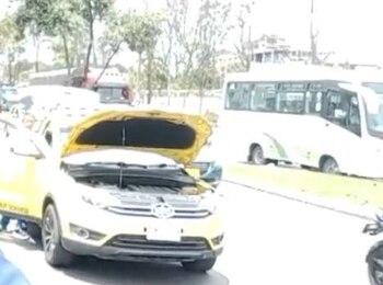Taxi varado en la avenida