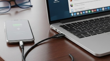 Celular conectado a una computadora