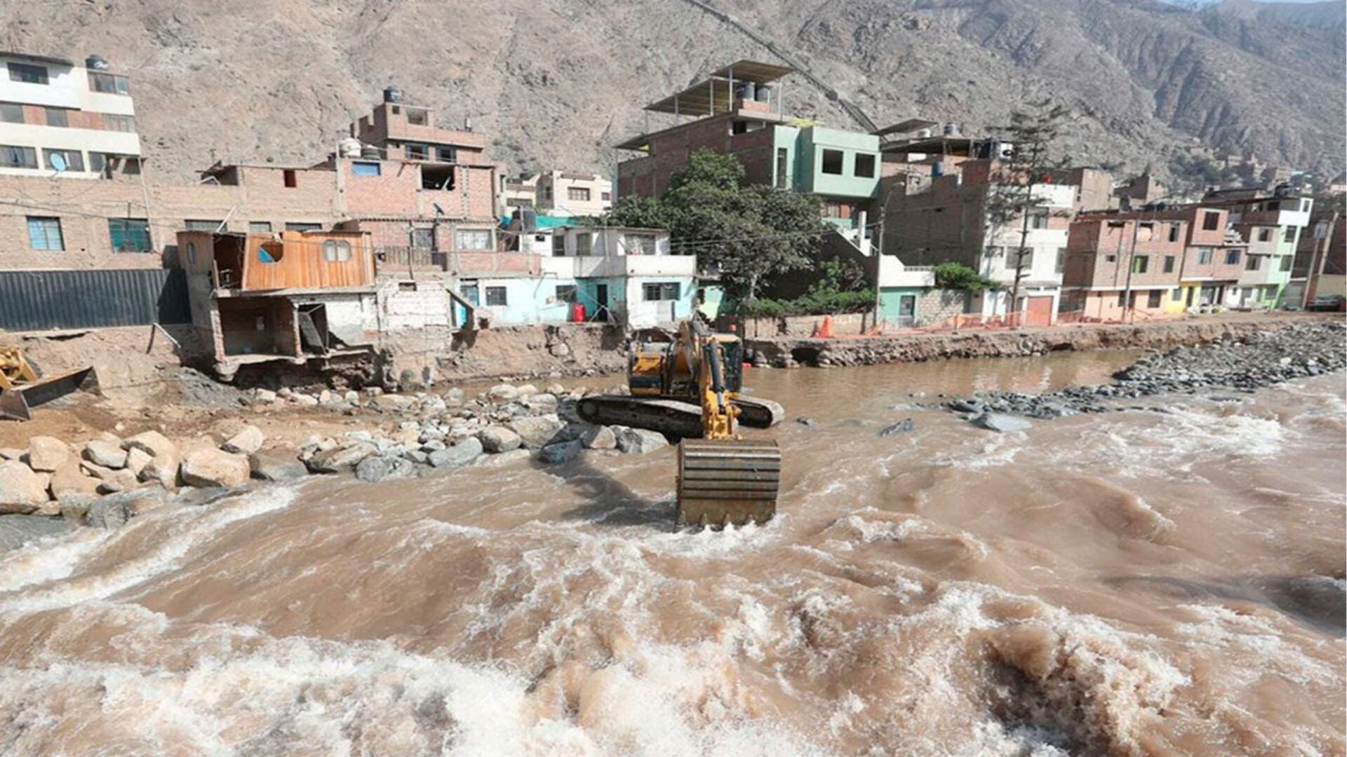 Las autoridades recomiendan evitar quebradas, identificar rutas de evacuación y mantener una mochila de emergencia ante el peligro de huaicos en Perú. (Andina)